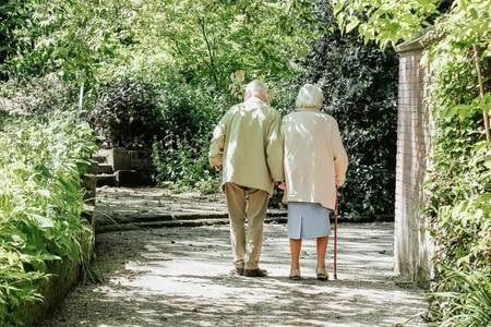Quelle: unsplash.com / Micheile Henderson, https://unsplash.com/de/fotos/mann-und-frau-gehen-tagsuber-auf-der-strasse-PpZasS086os Senioren machen Spaziergang